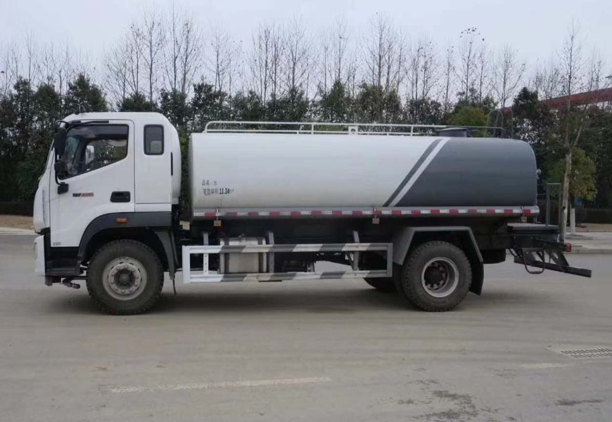 隨州工地三輪灑水車噴灑車沖洗
