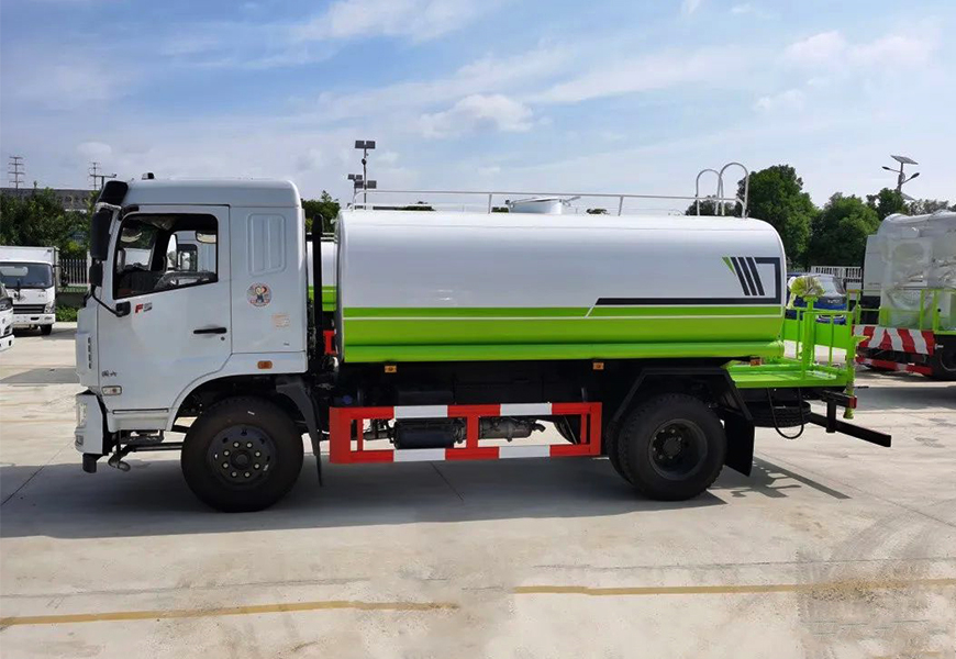 東風(fēng)天錦14噸灑水車：為城市護(hù)航
