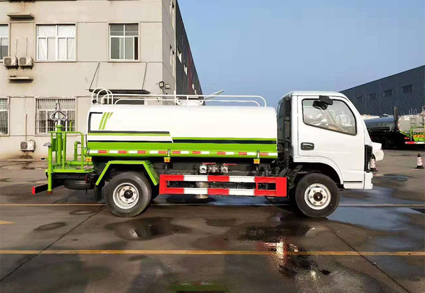 東風(fēng)大多利卡灑水車：澆一路清涼，護一方清潔
