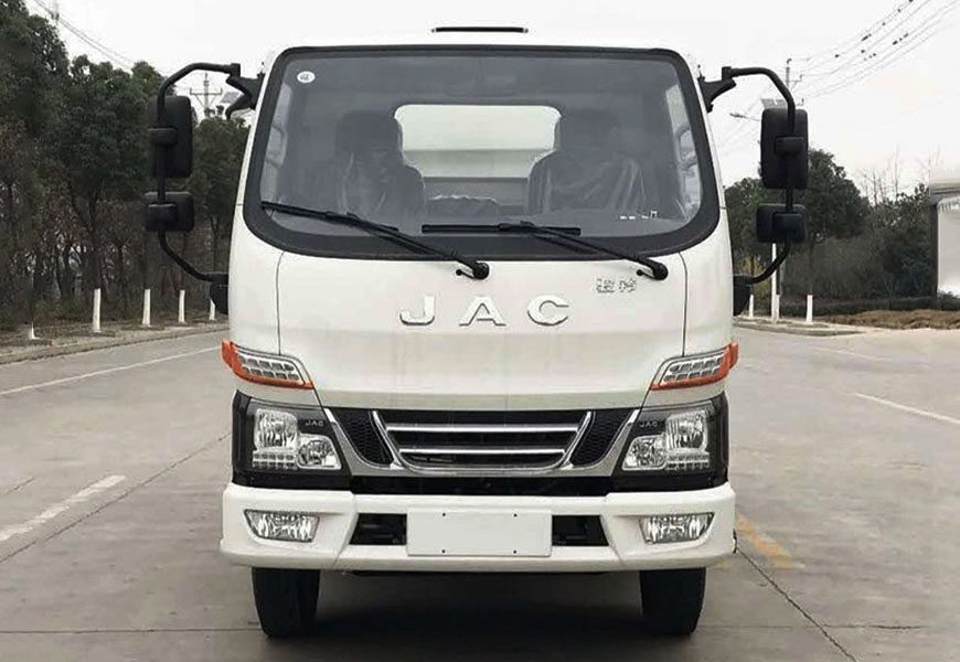 東風(fēng)天錦凱力灑水車：大自然懷抱中的一抹藍(lán)色
