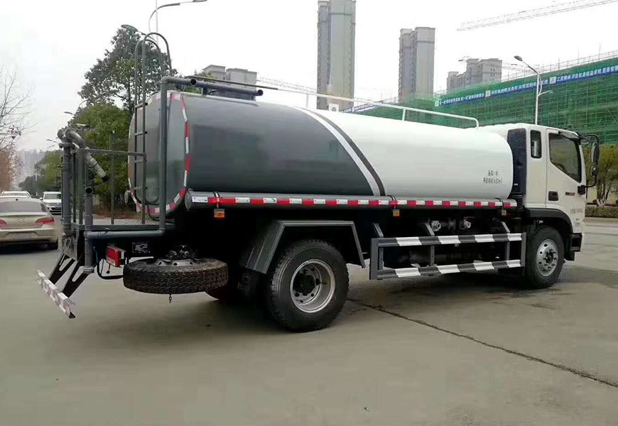 隨州小霸王灑水車(chē)：為環(huán)保事業(yè)注入新的動(dòng)力
