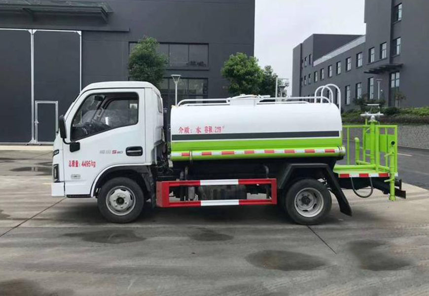 東風(fēng)天錦210灑水車：助力城市綠色生態(tài)建設(shè)
