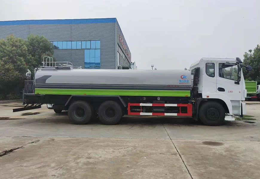 凱馬小型霧炮灑水車生產(chǎn)公司：向環(huán)保邁進(jìn)的旗幟
