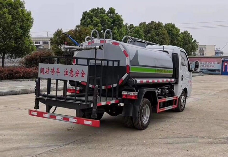 凱馬小型霧炮灑水車生產(chǎn)公司電話：打造城市清潔新風(fēng)尚
