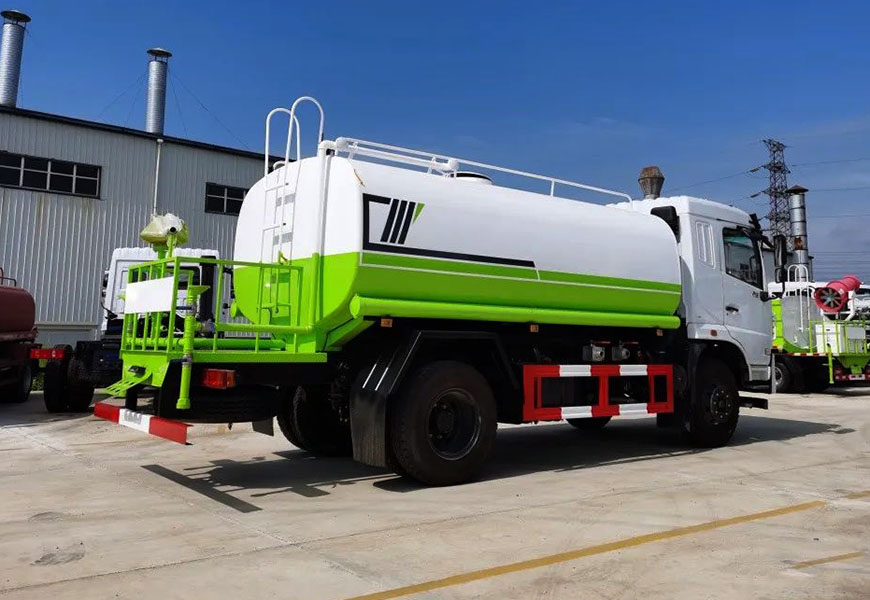 東風多利卡國六8方灑水車：高效環(huán)保，助力城市公共設施建設

