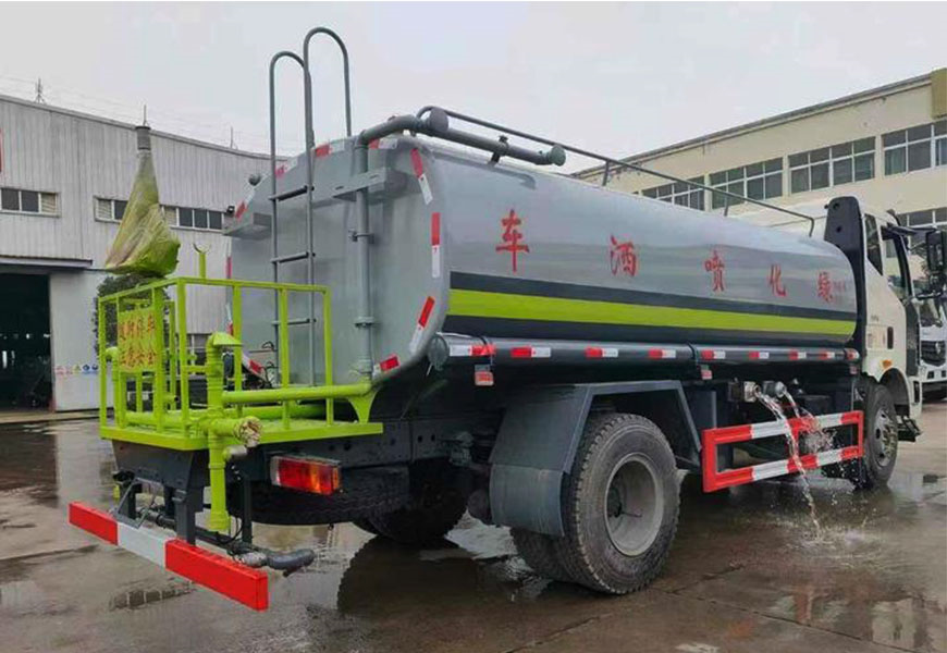 東風天錦抑塵灑水車——助力城市環(huán)境衛(wèi)生
