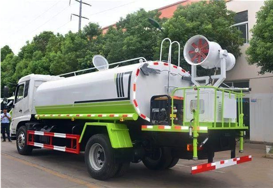 固原陜汽12方灑水車：持崇高品質(zhì)助力生態(tài)文明建設(shè)
