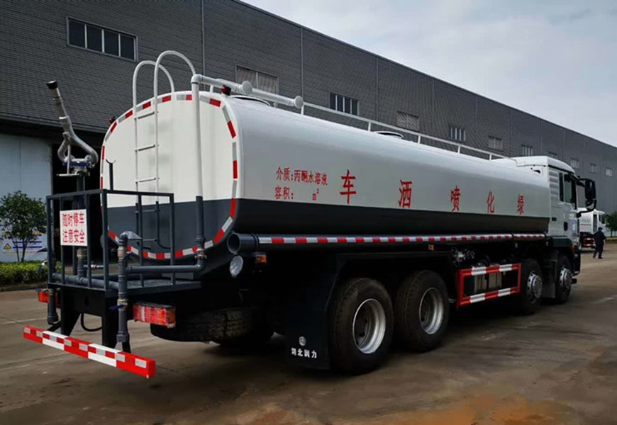 東風牌12方環(huán)衛(wèi)灑水車——打造城市清潔新風尚
