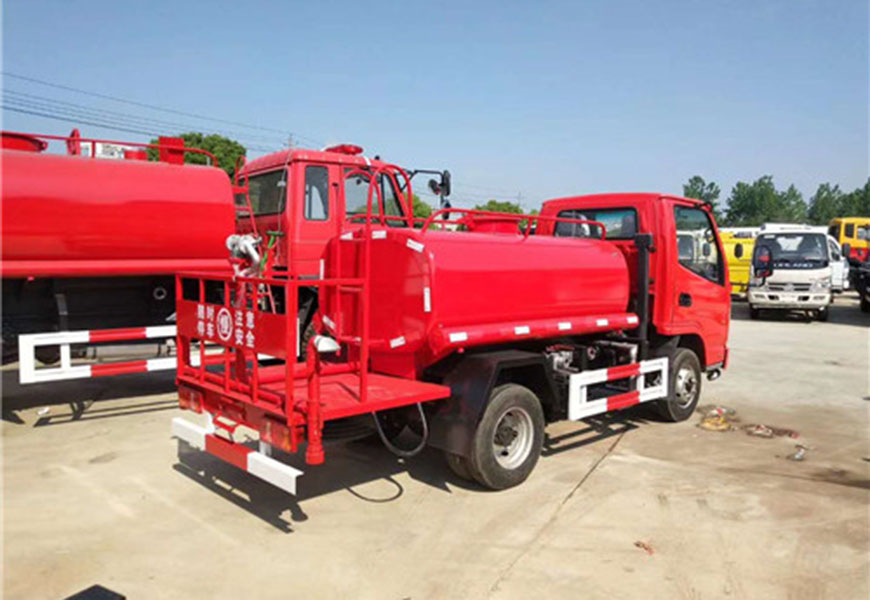 一汽灑水車銘牌位置
