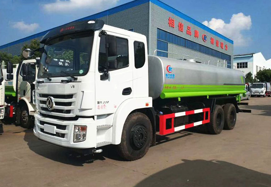 國五凱馬抑塵灑水車：舒緩路面，凈化空氣
