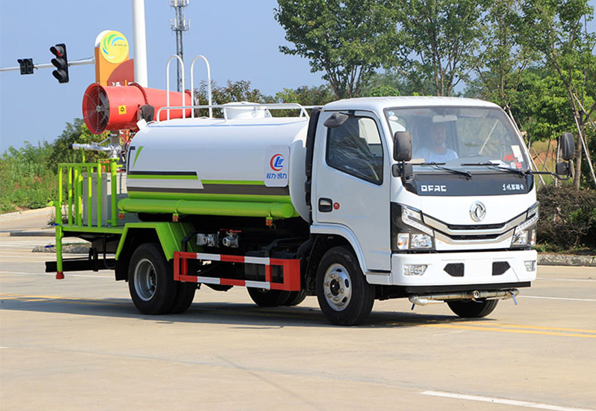 凱馬工程揚(yáng)塵灑水車： 高效環(huán)保之選
